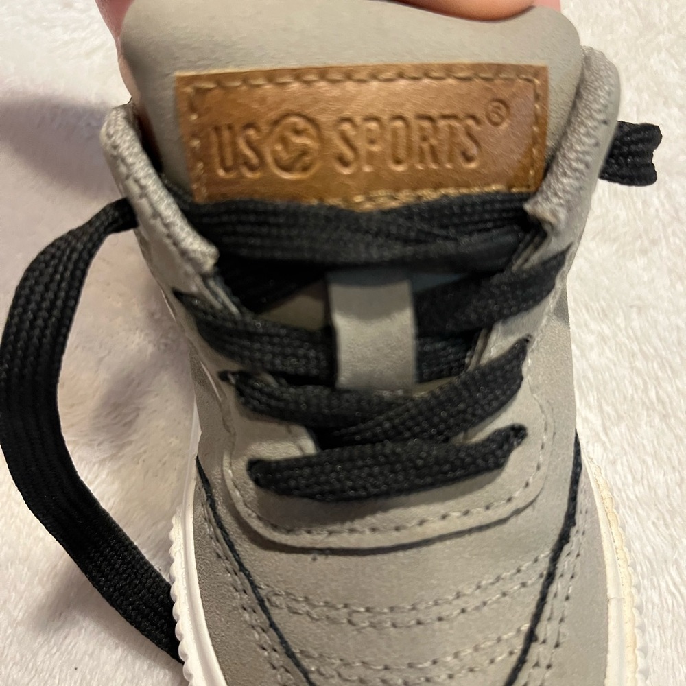 Gray and White Sneakers with Sleek Design - Picture 4 of 5